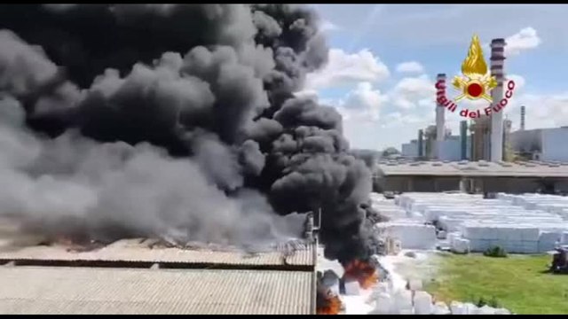 A Mantova incendio in azienda chimica, densa colonna di fumo nero