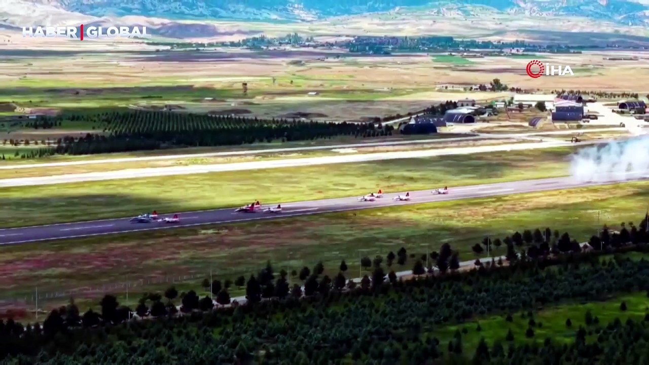 HÜRJET ve Türk Yıldızları’ndan Türk havacılık tarihinde bir ilk: 10 uçakla kol uçuşu gerçekleştirildi
