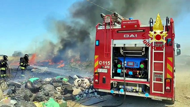 Sardegna in fiamme, vigili del fuoco in azione per domare un incendio nel campo nomadi - VIDEO
