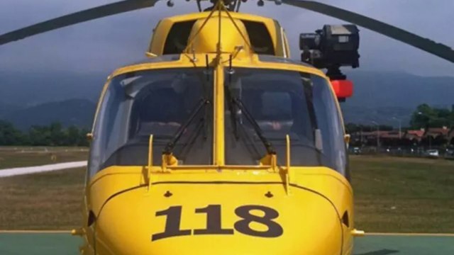 Elicottero precipita sul Lago Maggiore, morto il pilota: tre tedeschi feriti. Il sindaco di Lesa: «Ai comandi il proprietario della villa che ospitava i turisti»