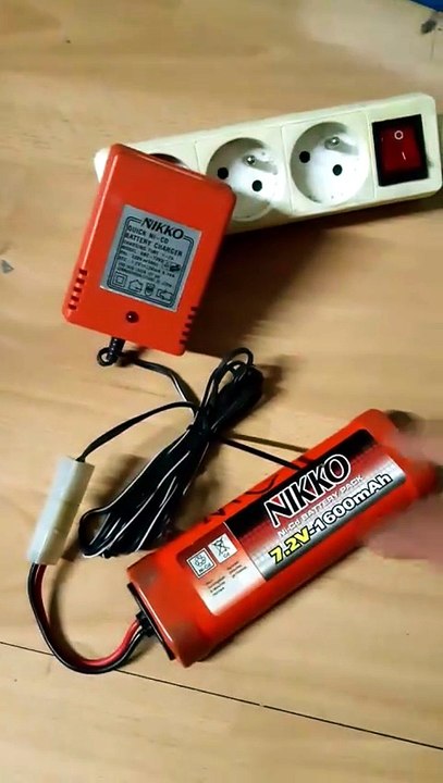 chargeur Nikko BC210 ou 7203