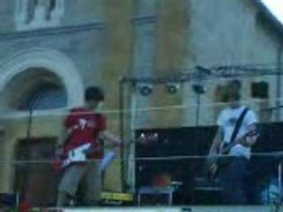 Damn Noisy Guy:Intro + get champagne live fete de la musique