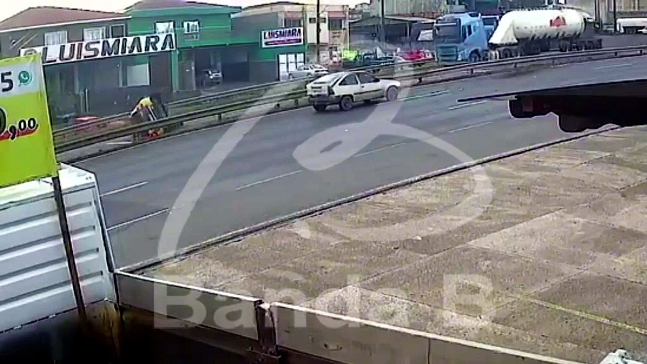 Viatura da PM capota após ser arrastada por caminhão na BR-376