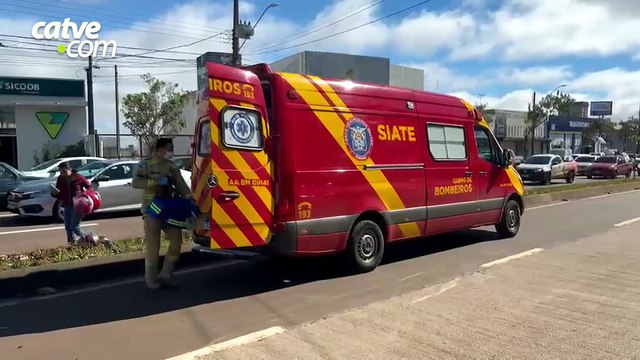 Passageira fica ferida após acidente entre moto e carro na Avenida Carlos Gomes