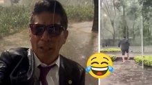 Jorge Campos celebra con todo y lluvia el triunfo de México ante Sudáfrica