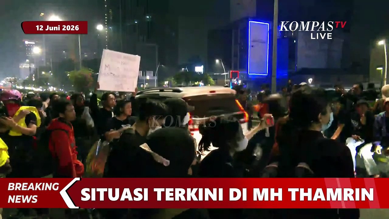 Terkini! Massa Tanpa Almamater Bertahan di Jalan MH Thamrin Usai Mahasiswa Bubarkan Diri