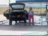 La femme de Régis nettoie sa voiture au Karcher