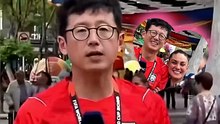 Mundial 2026: Aficionada mexicana le roba un beso a un periodista coreano en plena transmisión