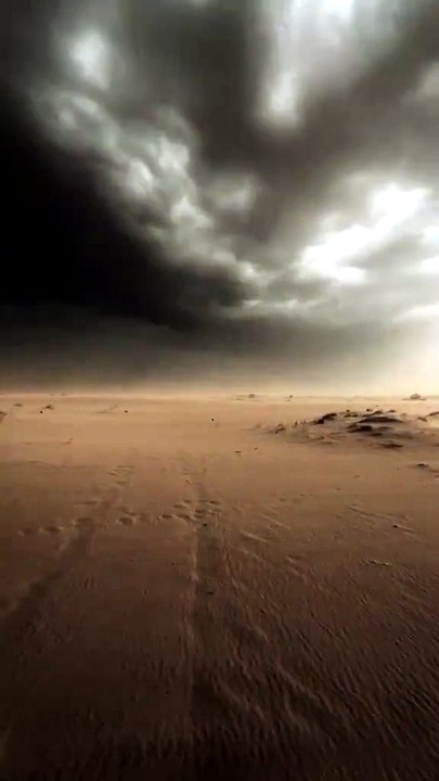 🏜️📹 Un jeune homme immortalise un spectacle grandiose au cœur d’un désert d’Arabie saoudite. 🌅✨😍
