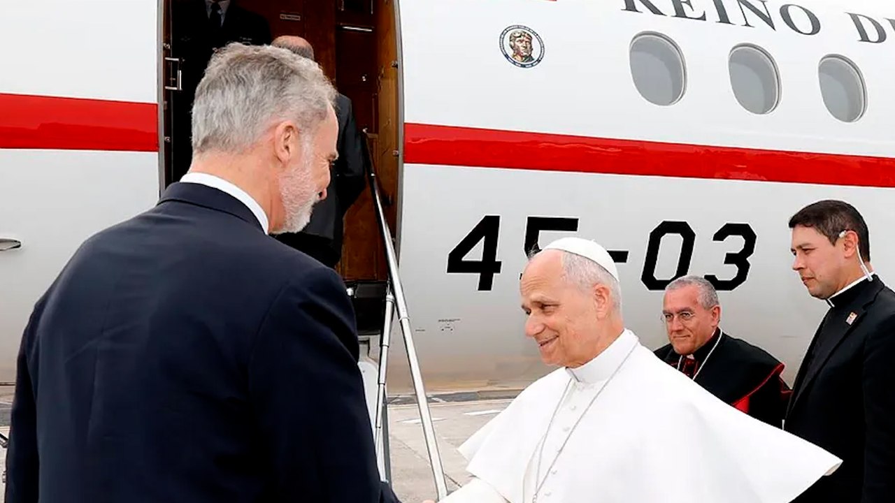 El Rey Felipe VI cede su avión al Papa León XIV para regresar a Roma tras  un fallo técnico en su avión