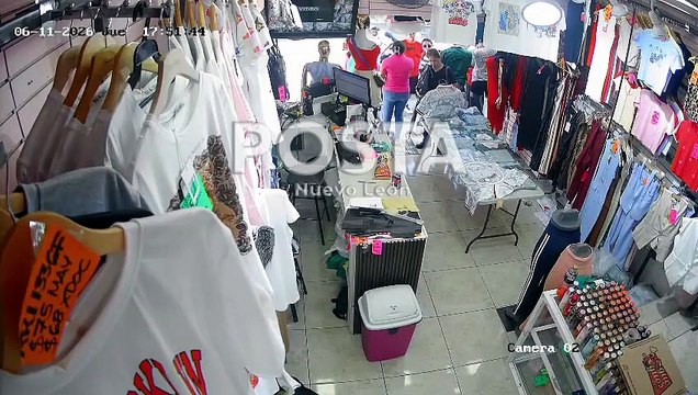 VIDEO| Banda de farderas roba más de una docena de playeras de la Selección Mexicana en el centro de Monterrey