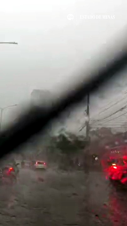 Pancada de chuva faz dia virar noite em BH