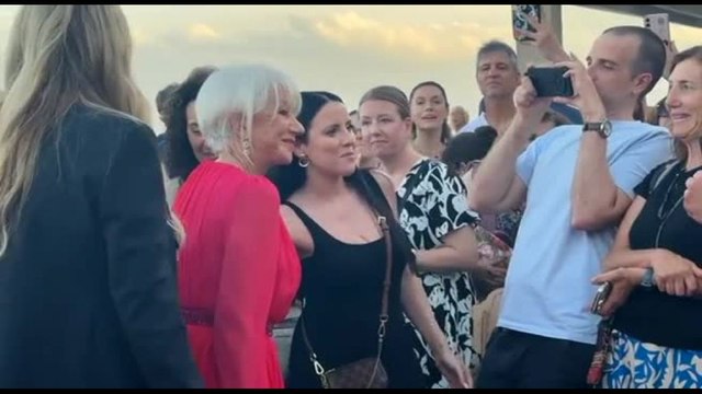 Helen Mirren incanta il Taormina Film Festival: una fan si commuove