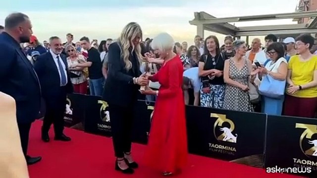 Helen Mirren incanta il Taormina Film Festival: una fan si commuove