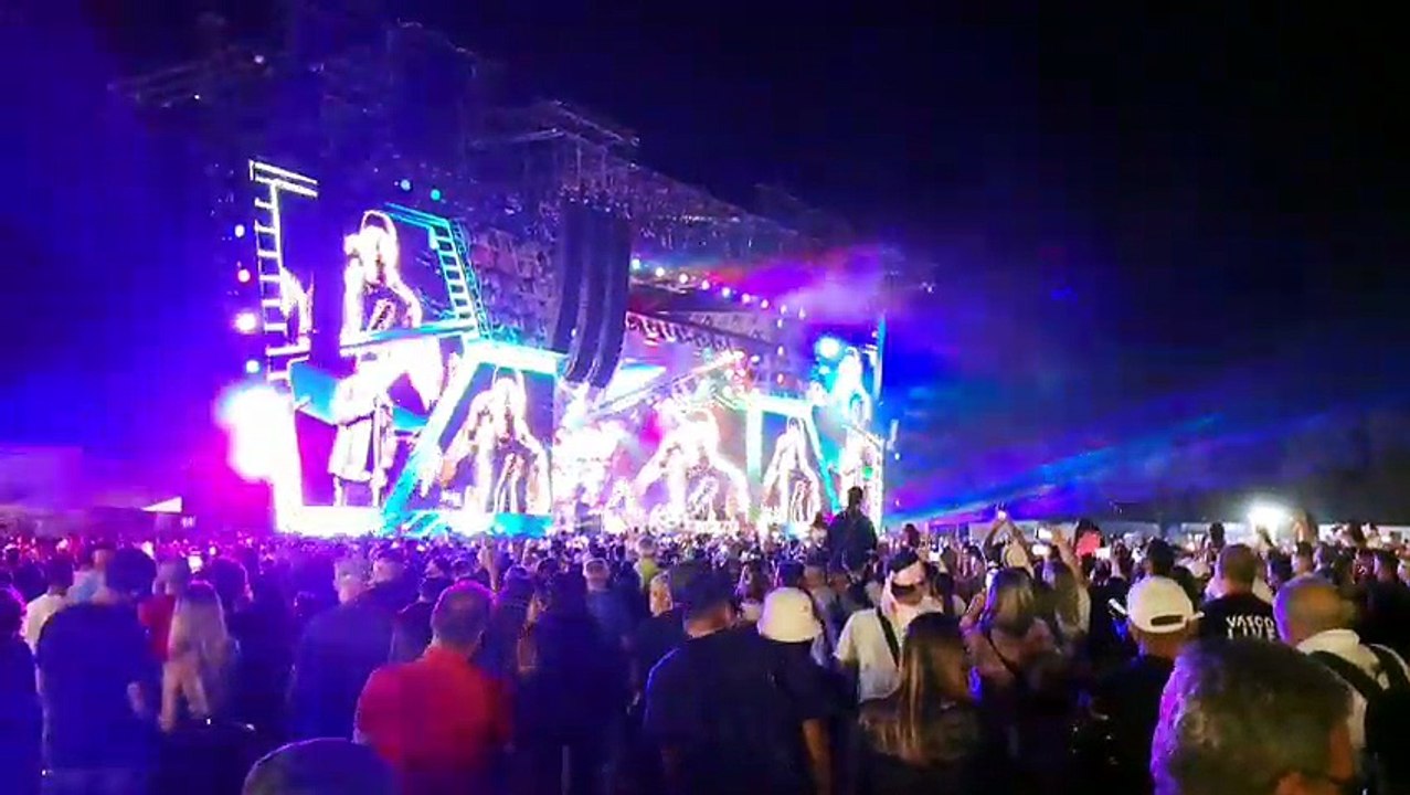 Topless e reggiseni sul palco di Vasco, anche a Olbia si rinnova il rito di Rewind