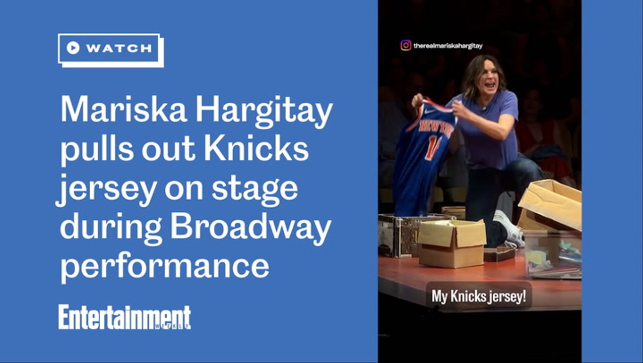 Mariska Hargitay pulls out Knicks jersey on stage during Broadway performance