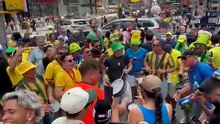 VÍDEO: Com provocações aos argentinos, reverência à Neymar e “hino nacional”, torcida brasileira faz festa no meio da rua em Nova Iorque 3