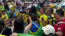 VÍDEO: Com provocações aos argentinos, reverência à Neymar e “hino nacional”, torcida brasileira faz festa no meio da rua em Nova Iorque 4