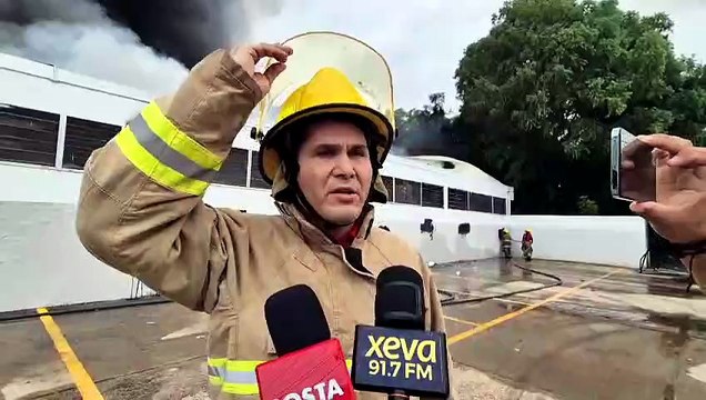 Bomberos tardan más de 6 horas en controlar incendio en una bodega de plásticos en Villahermosa, Tabasco