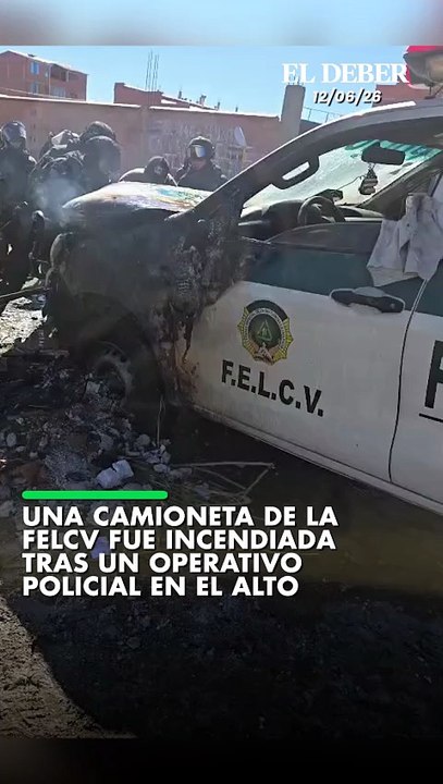 Una camioneta de la Felcv fue incendiada tras un operativo policial en El Alto