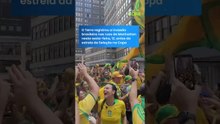 Brasileiros fecham Times Square com bandeiraço antes de estreia da Seleção na Copa #shorts
