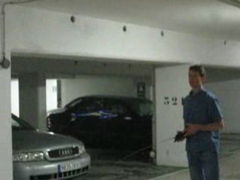 Hélicoptère radio commandé Lama v4 dans parking