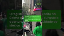 Pato com camisa do México rouba cena entre torcedores na Copa do Mundo