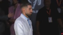 Ilia Topuria le mete un empujón a Justin Gaethje durante su cara a cara