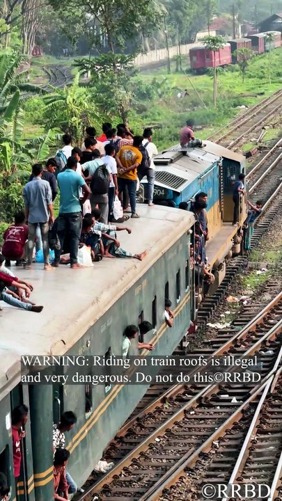 Sitting or standing, roof always risky🛑🚆