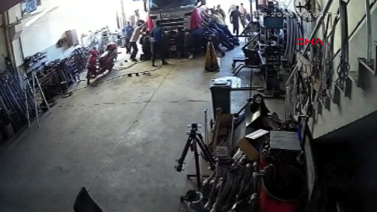 Sanayide korku dolu anlar! Tamir ettikleri TIR devrildi, baba ve oğul altında kaldı
