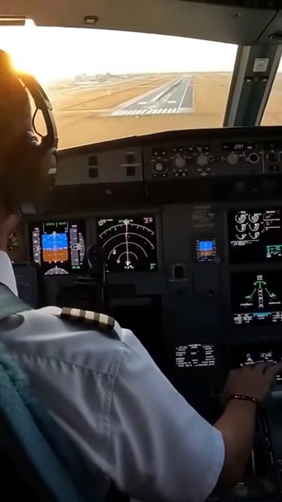 “Daytime Cockpit Emergency Landing   Violent Runway Impact Caught Live” #CockpitView #EmergencyLanding #AviationReality #RunwayImpact #RealFlight