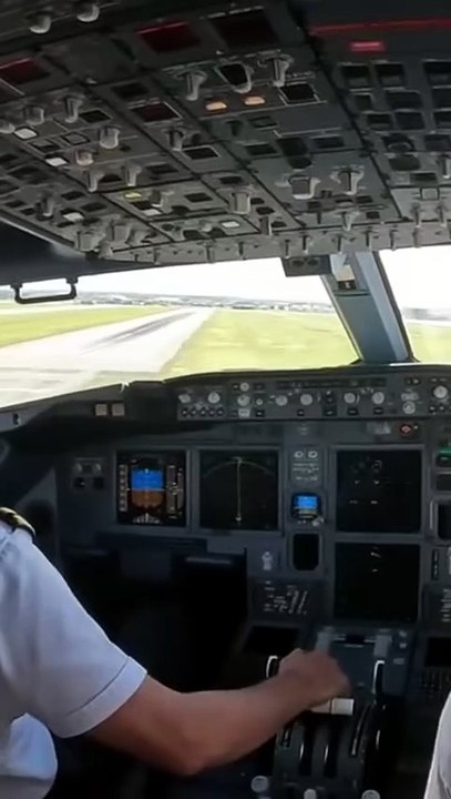 “Daytime Cockpit Emergency Landing   Violent Runway Impact Caught Live” #CockpitView #EmergencyLanding #AviationReality #RunwayImpact #RealFlight