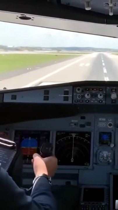“Daytime Cockpit Emergency Landings   Violent Shaking & Full Airport Lockdown” #CockpitView #DaytimeLanding #EmergencyResponse #PlaneShake #AirportChaos