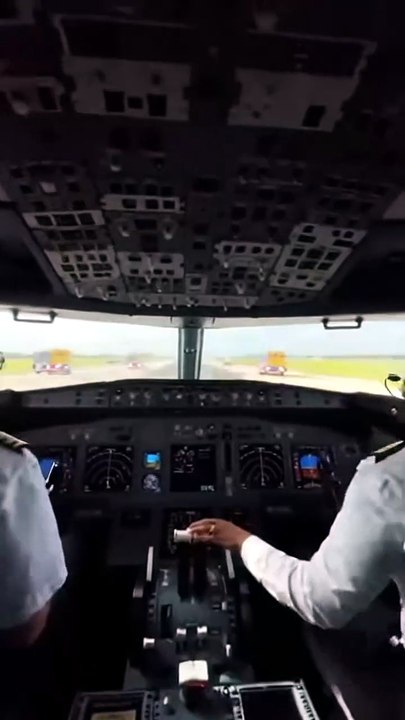 “Daytime Cockpit Emergency Landings   Violent Shaking & Full Airport Response” #CockpitView #DaytimeLanding #EmergencyResponse #PlaneShake #AirportChaos