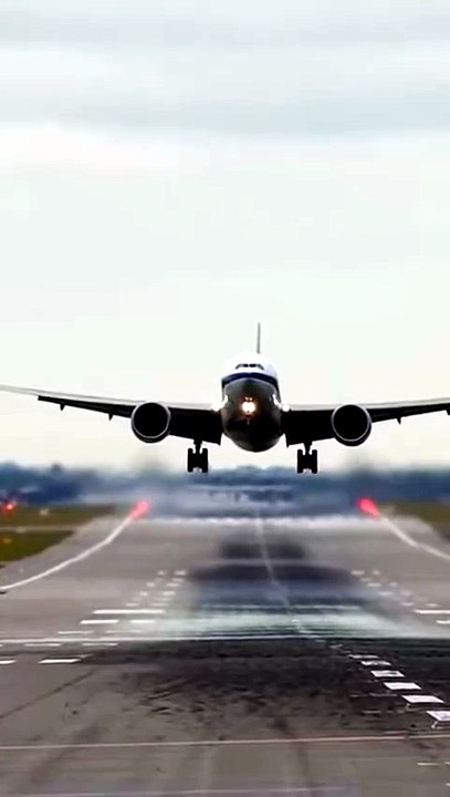 “Daytime Emergency Landing   Violent Impact and Runway Response” #EmergencyLanding #HardLanding #AviationReality #RunwayChaos #AirportEmergency