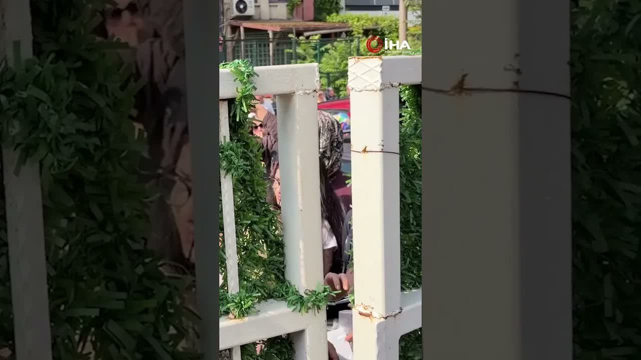 Öğrenciler okul bahçesine alınmayınca gerginlik yaşandı