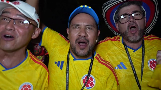 Hinchas colombianos reaccionan a la salida del estadio al partido de la Selección