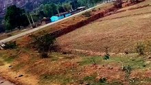 खूबसूरत गांव, हरियाली और पहाड़ों का मनमोहक नज़ारा। 🌿🚆
