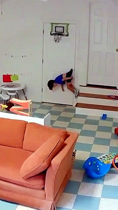 Un enfant se coince en sautant au panier… et se débrouille comme un chef pour s’en sortir