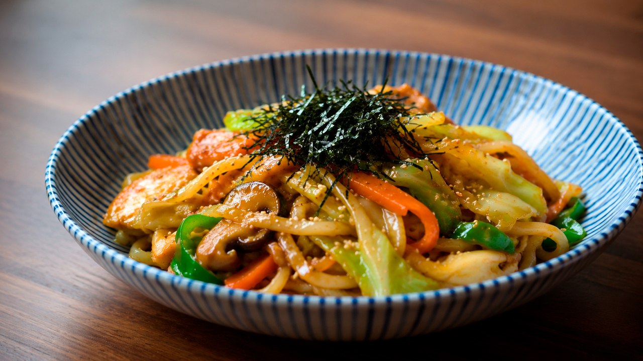 How Does Chicken Yaki Udon Get So Glossy? 🍜