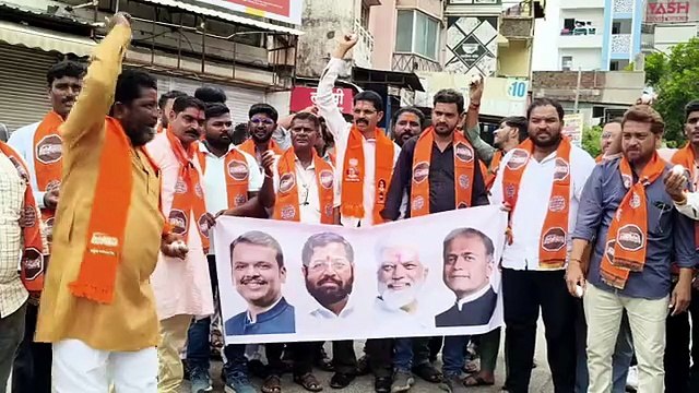 TET पेपरफुटीवर मनसेचा संताप; मंत्र्यांच्या पोस्टरवर अंडी फोडून सरकारचा केला निषेध