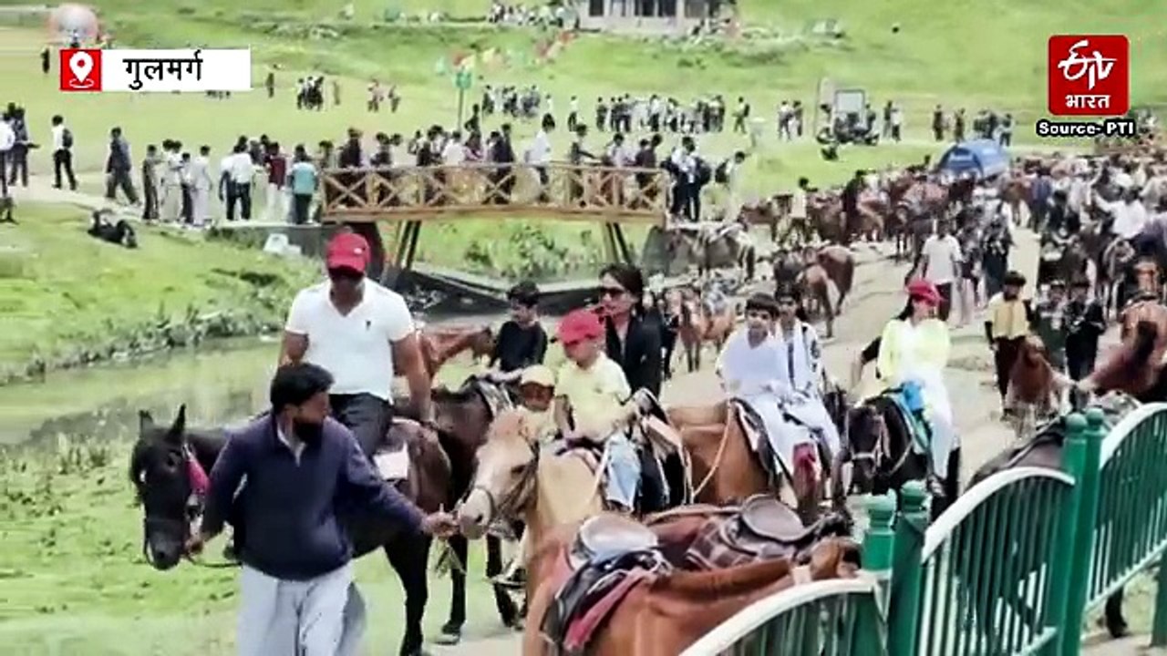 जम्मू कश्मीर: गुलमर्ग में उमड़ रहे हैं पर्यटक, गर्मी से राहत और प्रकृति की सुंदरता का उठा रहे हैं लुत्फ