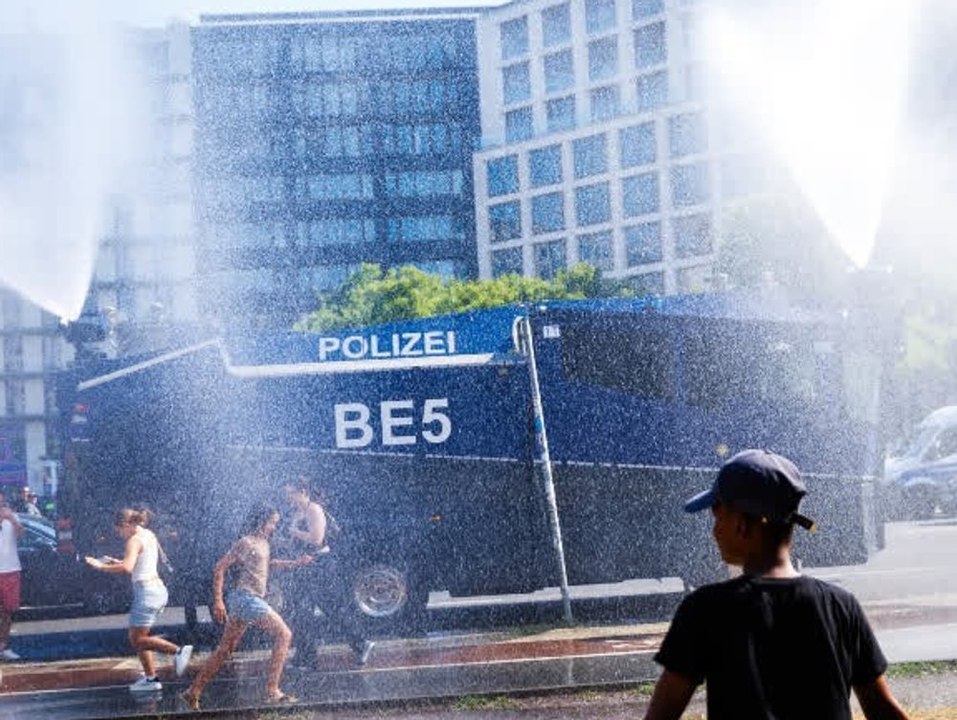 Mit Wasserwerfern! Polizei sorgt in Berlin für Abkühlung