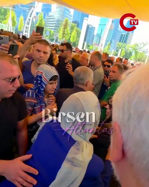 Kadir İnanır'ın cenaze törenine katılan Türkan Şoray izdihamda kaldı.