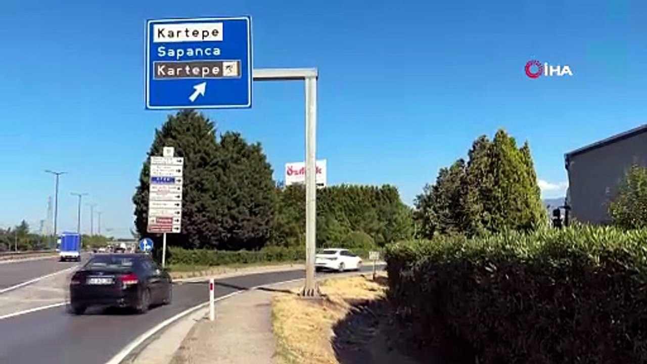 Panelvan yol tabelasına çarptı: 1 ölü, 2 yaralı
