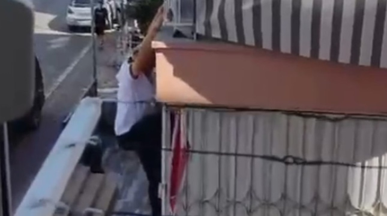 Balkon demirinde asılı kalan kişiyi itfaiye kurtardı
