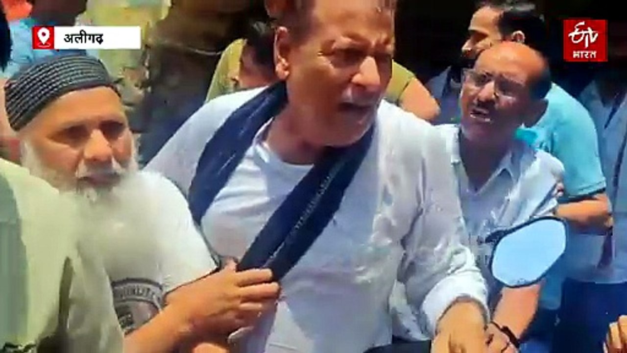 अलीगढ़ में कांग्रेस के प्रेस कॉन्फ्रेंस में हंगामा, नेताओं में चले लात-घूंसे, बेल्ट और जूते-चप्पल