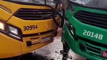 Dois ônibus batem de frente em cruzamento na manhã deste domingo (28), em Salvador