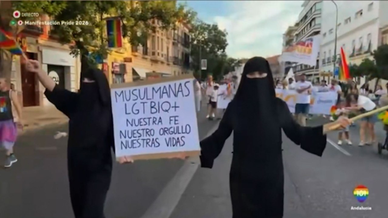 Trolean el Orgullo de Sevilla con dos supuestas musulmanas en burka y les aplauden normal