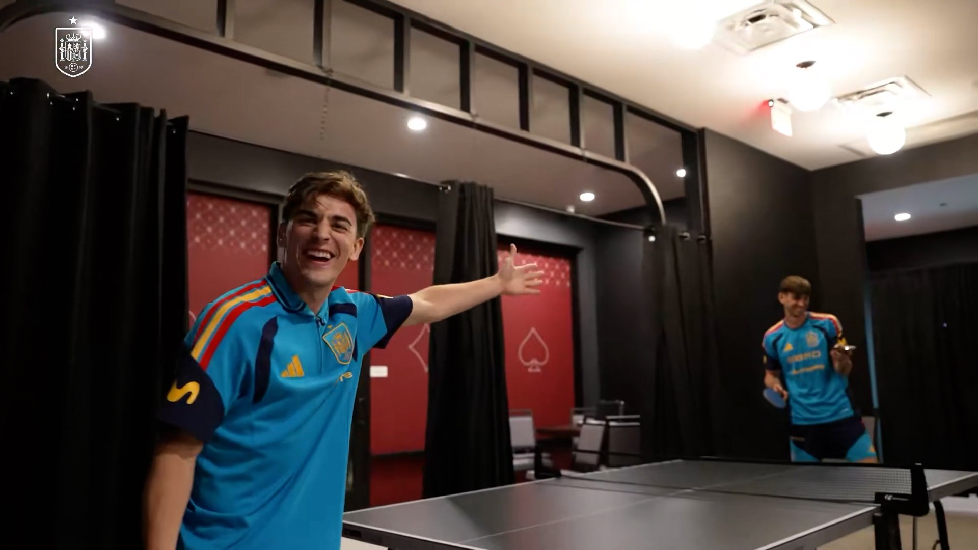 Gavi se 'pica' con Fabián... jugando al ping pong: "Eres un tramposo"